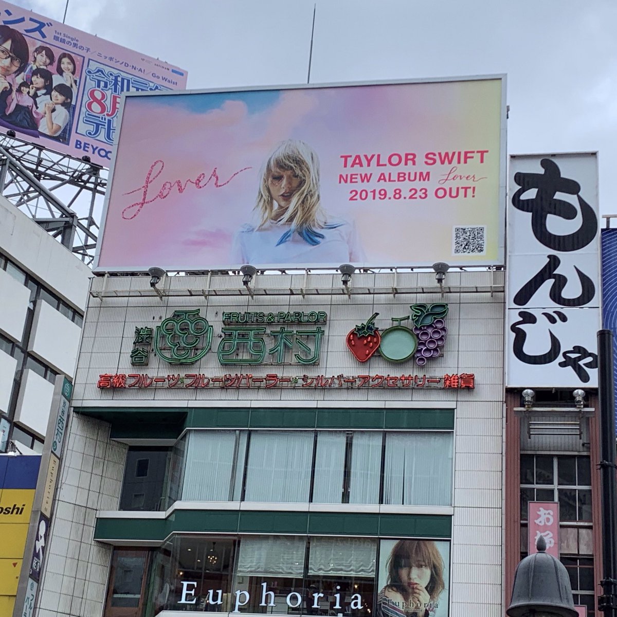 TSwiftNewsJP's tweet photo. いよいよテイラー・スウィフトの待望のニューアルバム「Lover」リリースまで１週間!!昨日、渋谷駅前のスクランブル交差点近くに巨大看板の設置が完了しました🔧更に現地時間の本日8/16にはアルバムタイトルにもなっている「Lover」も配信スタート!!!
ご予約はこちらから→
https://t.co/hXIolc4pSM https://t.co/qbLnNxuvMM