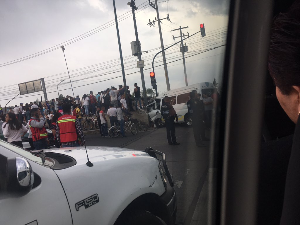 MatTeoBellamy's tweet photo. @valentetapiaval Hay un accidente justo en la vía de mexibus a la altura de calle 5. https://t.co/ed9UZ14Pyg