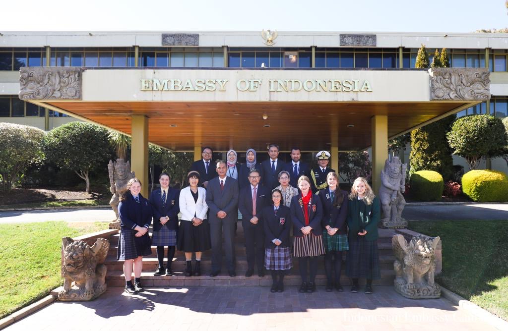 INAEmbAUS's tweet photo. Duta Besar Kristiarto Legowo dan segenap jajaran KBRI Canberra menerima kunjungan siswi berprestasi pemenang VILTA Indonesian Independence Day Scholarship to Canberra dan guru pembimbing Bahasa Indonesia dari Victoria (15/08/19)

#inidiplomasi #VILTA #bahasaindonesia #HUTRI74 https://t.co/h4WSgZVPwI