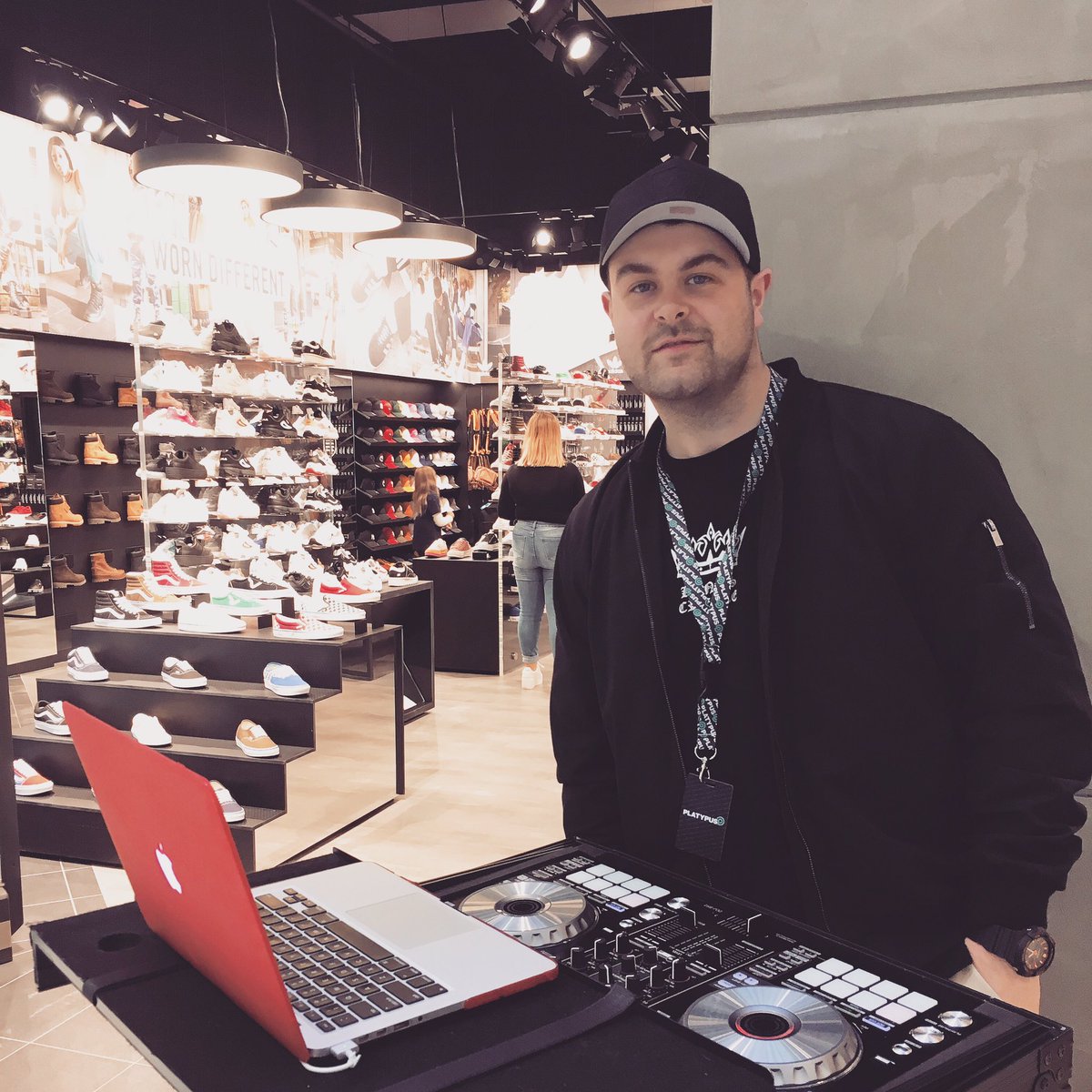 prospeks's tweet photo. Thanks for having me @PlatypusShoes 🤘🏼
New store at @elizabethcitycentre now open 👟👟
📸: @jamesbannah https://t.co/M0aCkwKwSz