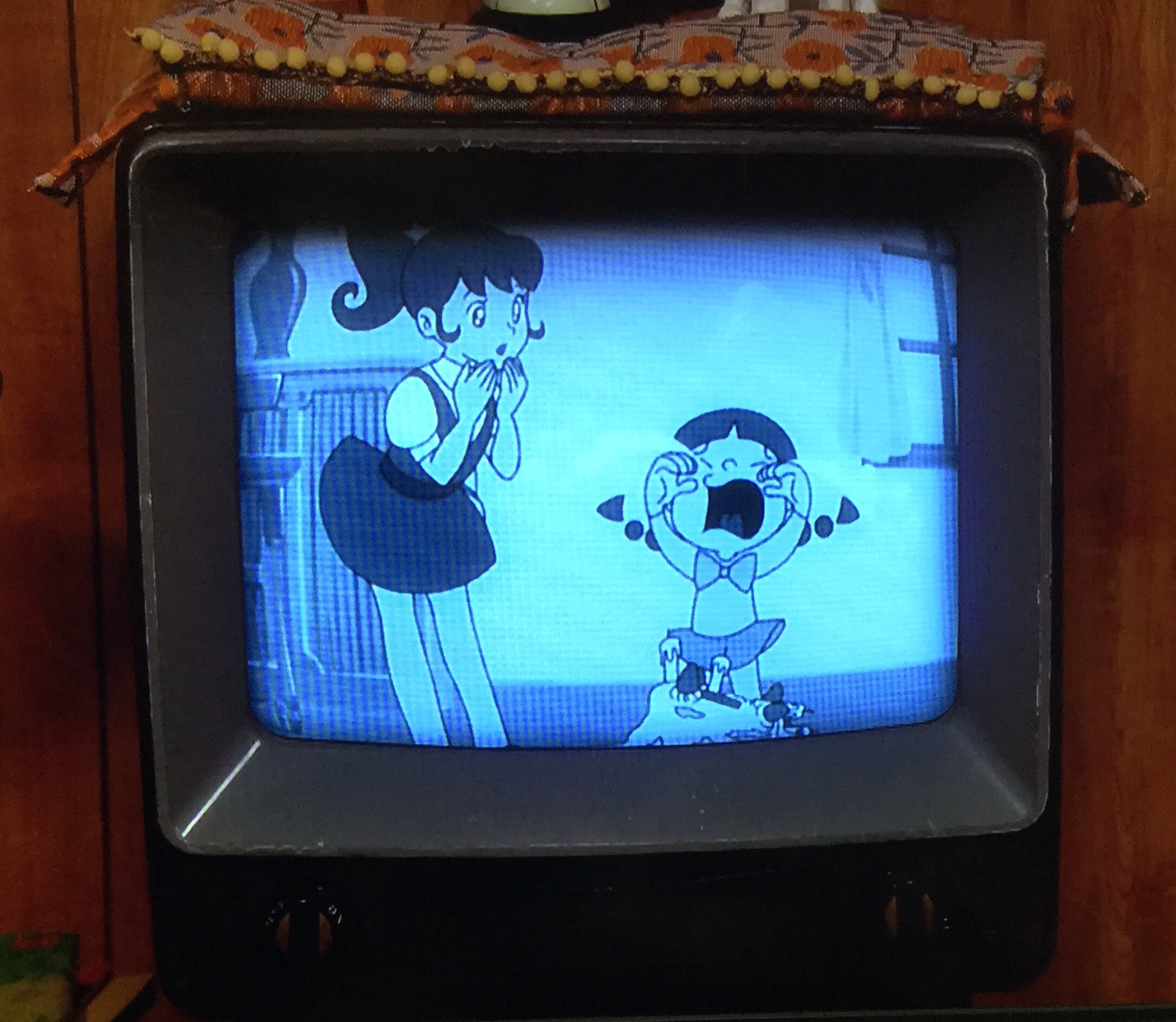 海老原 優 なつ家のtvに映るモノクロの アニー サリー もまた 放送初期は白黒作品でした ただそれは 坂場家tvが 白黒tvだからで もうカラー化されてる可能性は たぶん まだ有りません 当時 我々世界の 天然色放送では 画面隅に カラー の