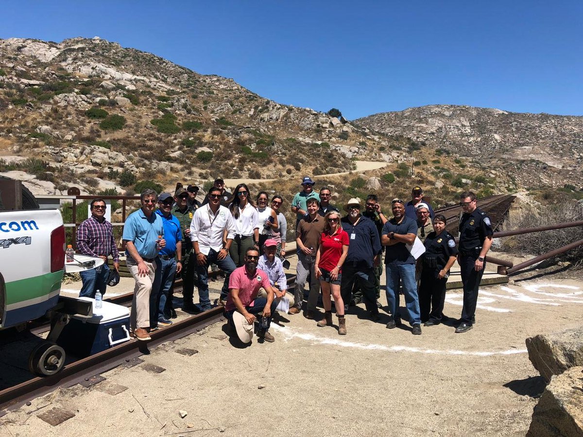 BajaRailroad's tweet photo. Visita de Inspección técnica en el cruce ferroviario internacional de Tecate BC, con personal de CBP.   
#binational #railroad #desertline #calibaja #railogistics   #BJRR #TrenTijuana #VíaCorta #BajaRailroad 
#TrenBinacional https://t.co/AoCr99vr9W
