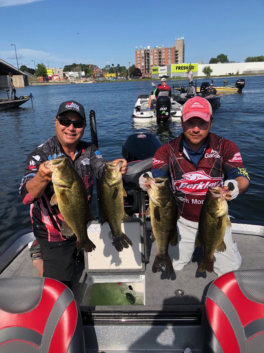 BobIzumi's tweet image. We’re sitting in 2nd place after day 1 ⁦@FLWCanada⁩ Cup in Trenton. Weighed 21.48 lbs of largemouths-lots fun! Cut day tomorrow then the top 10 fish day 3 on Saturday. ⁦@quintewest⁩ #GoFishOntario