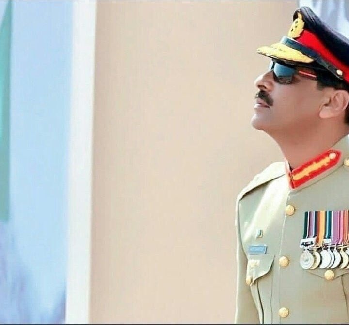 zeeshanChandia4's tweet photo. This Man -@peaceforchange - is just love, as a Pakistani I can trust blindly on our armed forces. Proud of the nation 🇵🇰one and only @OfficialDGISPR 👏👏. https://t.co/C3ouMRSwMk