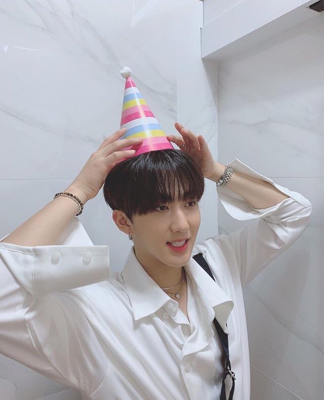 —Vía Instagram:—

#HBDBinnieRB

Quiero agradecer a la más preciosa de todo el mundo: <a href="/KxmJiSooB/">Jιsoo ⃕ ♡̷ೃ༄</a> 🖤 por hacer todo lo posible para que pasara un cumpleaños increíble. Y también mil gracias a todos mis amigos por acompañarme en el club a festejar.🌌🥳
Me siento explotar de alegría.