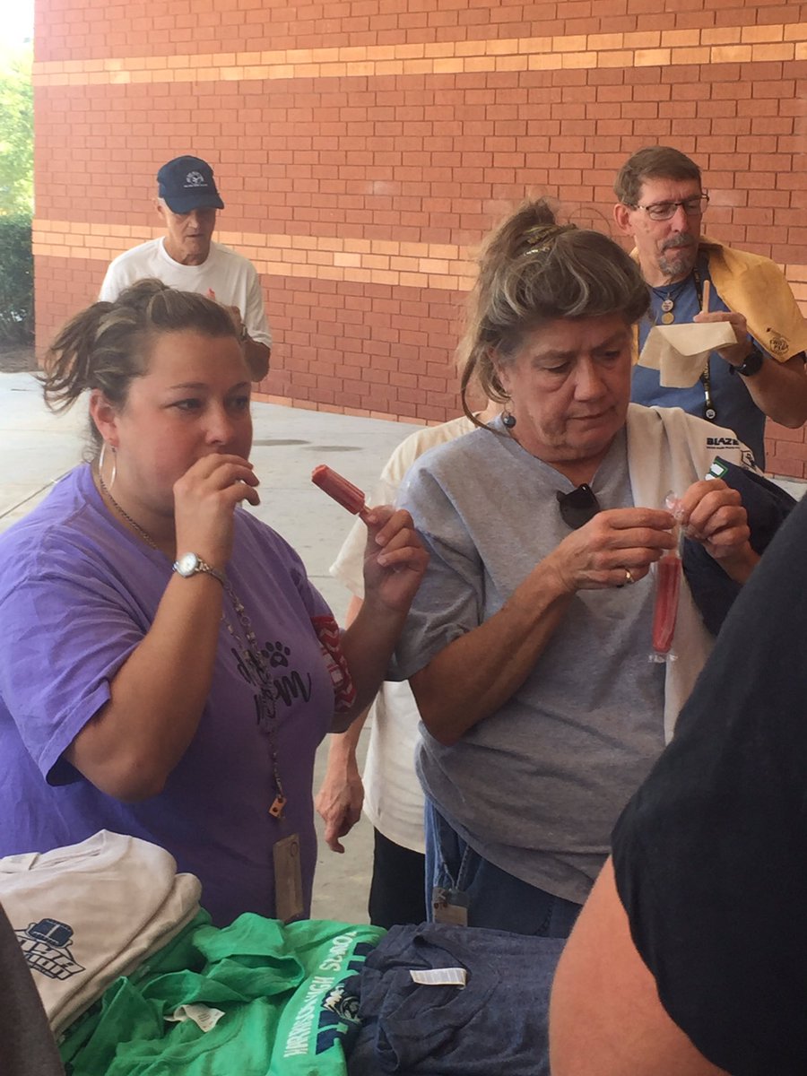 FblaHarrison's tweet photo. Today our awesome bus drivers got an HHS shirt from the Hole in the Wall, and a popsicle! FBLA President, Casey Miller and chapter members were there to help hand things out and chat with the bus drivers. @hoyaprincipal https://t.co/18ujf554p8