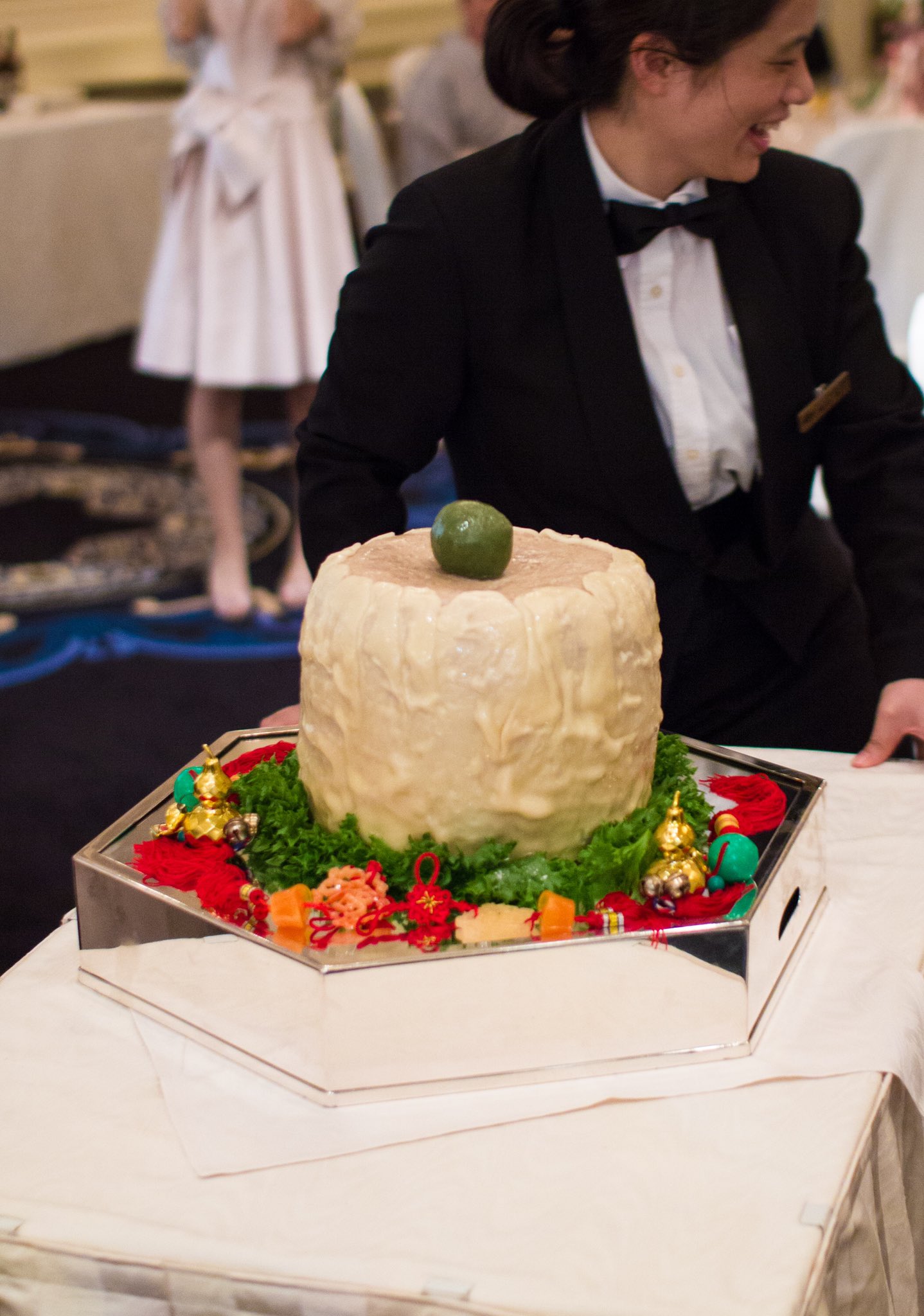 べちか 崎陽軒の巨大シウマイ 友人の結婚式で食べました 新郎新婦がシウマイカットすると中から子シウマイがたくさん出てくるの T Co Debbvocxvf Twitter