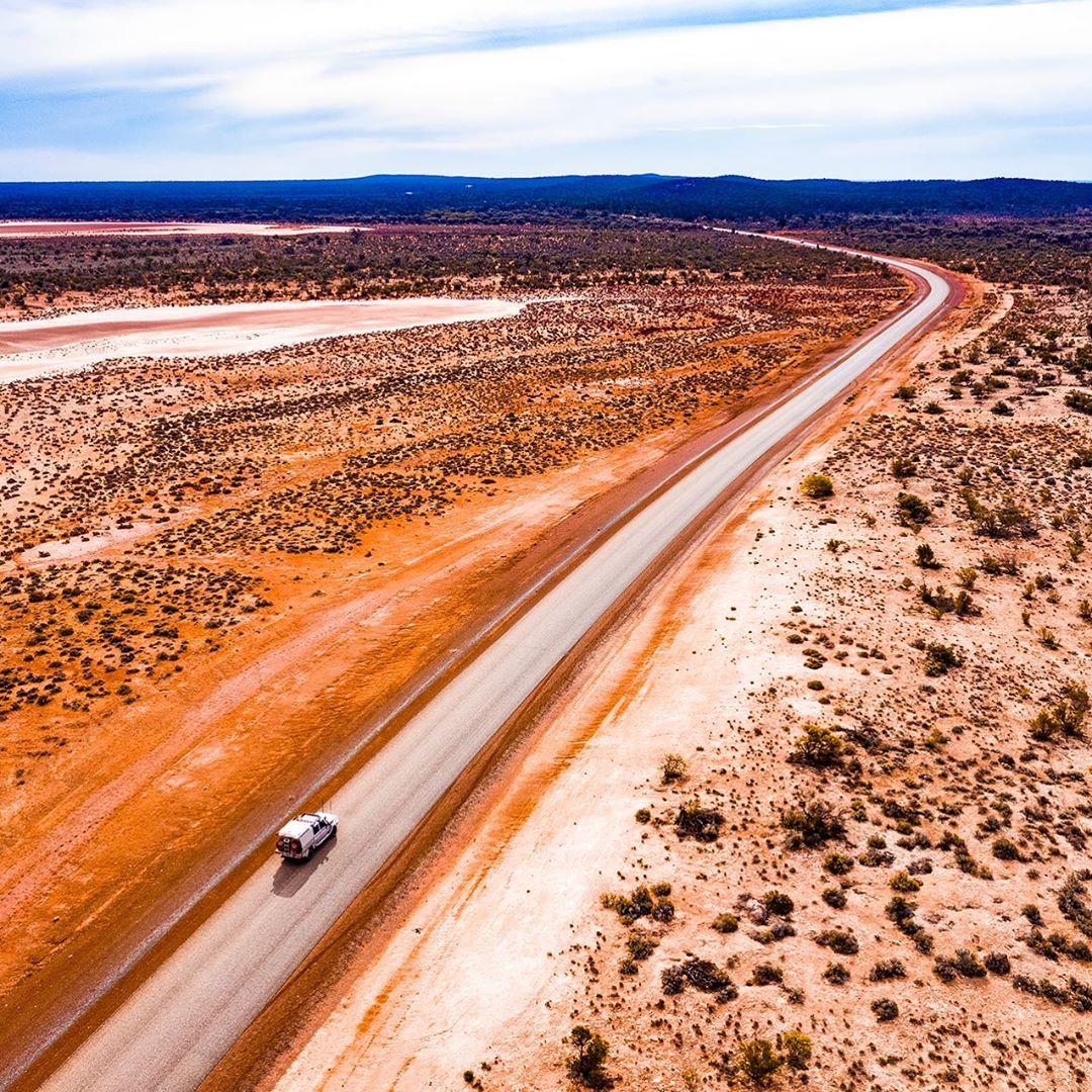 WestAustralia's tweet photo. The #GascoyneJunction in @Golden_Outback never ceases to surprise us with its red ochre rockyscapes! 🚙 We wouldn't mind cruising down this peaceful road for a while. 😌❤️️ (via IG/australias_outback) #justanotherdayinWA https://t.co/q0WeuSXSKZ