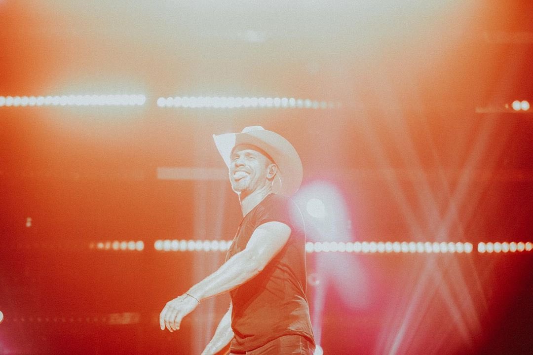 BBRMusicGroup's tweet photo. Sun’s out, tongue’s out 😝 @dustinlynch https://t.co/CYcWe3Zsqc