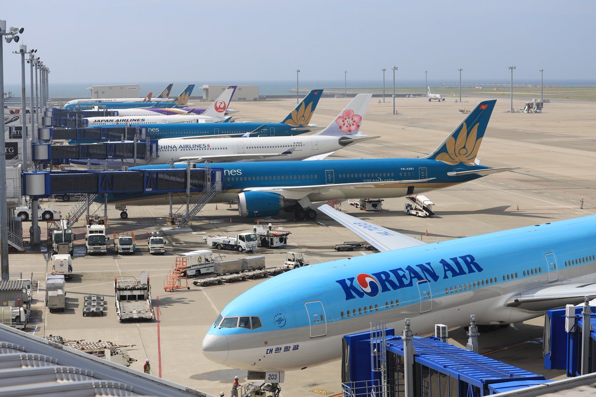 中部国際空港セントレア セントレア国際線スポットの様子です 昨日の台風10号の影響により今朝にディレイセットされた便が並んでます Sqやvnハノイ便は2機で運航しています 今日も一部で欠航便残ってますので ご利用予定のお客様は運航情報ご確認
