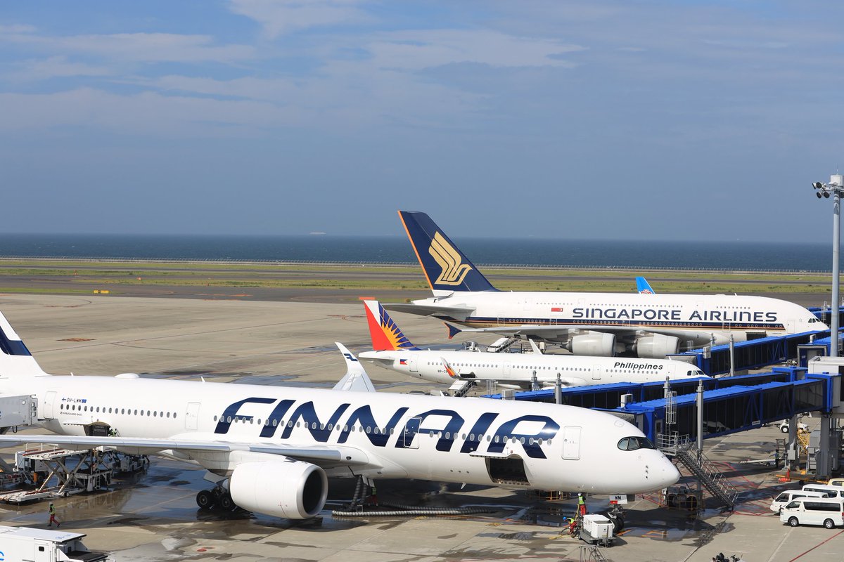 中部国際空港セントレア セントレア国際線スポットの様子です 昨日の台風10号の影響により今朝にディレイセットされた便が並んでます Sqやvnハノイ便は2機で運航しています 今日も一部で欠航便残ってますので ご利用予定のお客様は運航情報ご確認