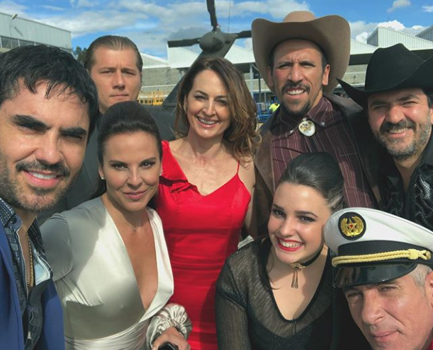 Telemundo's tweet photo. #TBT, #ThrowbackTelemundo recordamos en esta foto a este elenco de primera ¿De 1 a 10 cuanto extrañan la serie? 👑 @ReinaDelSurTV #LaReinaDelSur (📸@LINCPAL) https://t.co/IuAQlgAJl8