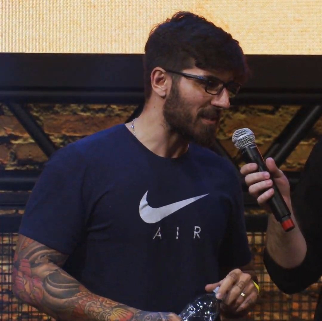 compasshawn's tweet image. hm kk, se alguém souber quem é ME FALA #ModoCS