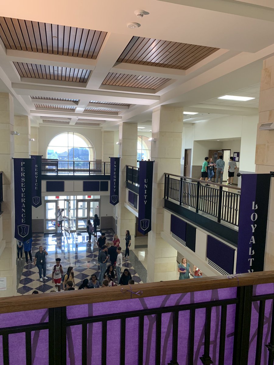DrCareyOnline's tweet photo. Over 60,000 students!! I got to start my day @IHSFrisco where they went #paperless without a hitch!! #virtual #savethetrees #benefitsoftech #innovate #wedontneedpaperschedules #HIME @friscoisd @FriscoRAIL https://t.co/rj8EbPRsOh