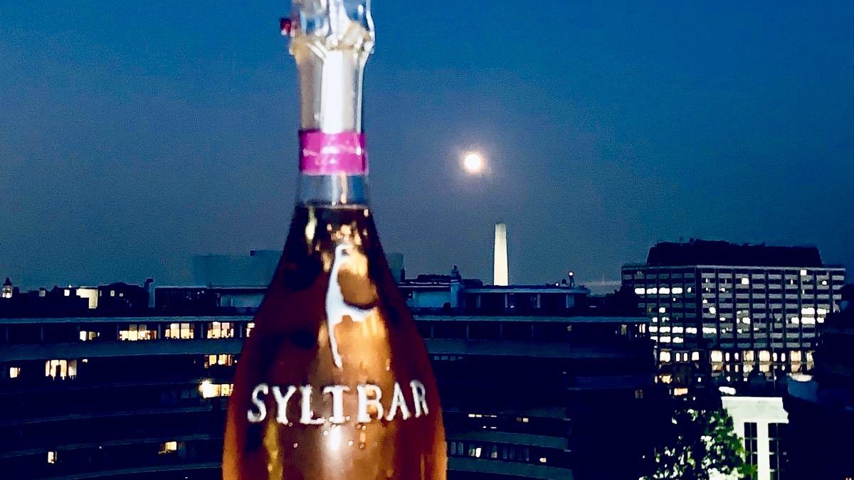 Syltbar's tweet photo. Celebrating the full moon ๐ tonight! ๐ฅ
#syltbar #syltbarprosecco #premiumprosecco #syltbarrose #prosecco #fullmoon #sparklingwine #washingtondc #washingtonmonument #healthy #healthylifestyle #lowcalorie #lowsugar #lowcarbdiet #ketodiet #weightwatchers #celebrate #bubbly https://t.co/HribCnQ9D6