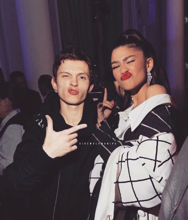 🎈 #HBDBinnieRB 

—Mientras seguía en la fiesta de Binnie se toma una foto junto a <a href="/ZxndayaB/">Day.</a> , con quien había asistido. Su hijo los acompañaba también e incluso fue el encargado de tomar la fotografía.—