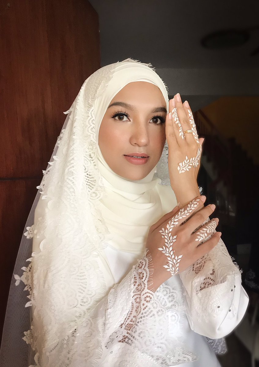 Tieqazai's tweet photo. Ni lah pengantin cantik i pagi ni, i stress lupa bawa camera so tak dapat tangkap proper shot, hence Iphone it is. 

She has really nice skin, so a minimal dewy makeup for her solemnisation. Siapa suka outcome makeup ni?? Sebab me luvvvv 😍 https://t.co/S4w76rGLbA