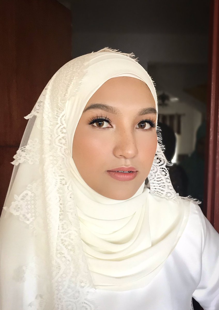 Tieqazai's tweet photo. Ni lah pengantin cantik i pagi ni, i stress lupa bawa camera so tak dapat tangkap proper shot, hence Iphone it is. 

She has really nice skin, so a minimal dewy makeup for her solemnisation. Siapa suka outcome makeup ni?? Sebab me luvvvv 😍 https://t.co/S4w76rGLbA