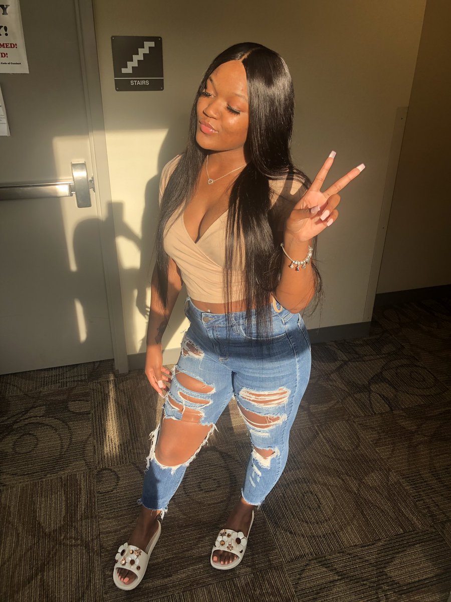 Adoredomeniquee's tweet photo. Because I never post pictures on here 💗🌼 https://t.co/HuluA0gwUk
