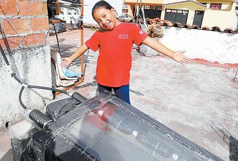 This 8 year old Mexican girl invented a solar powered device to heat water entirely out of Recycled materials 

Functions to provide hot water to low-income families in her community. It also saves trees! 😭❤

She is a HERO.

HER NAME IS Xóchitl Guadalupe Cruz

KNOW HER NAME!