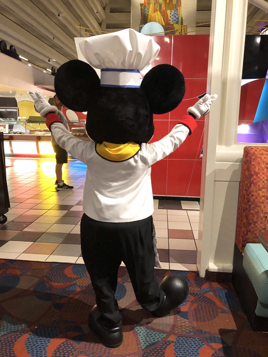 ヒロ ディズニー コンテンポラリー リゾート内の シェフミッキー で夕食です ミッキーさんが遊びに来てくれましたー シェフ姿がカッコいい お料理が美味しすぎてお腹いっぱいって言ったら凄いだろー って自慢げでしたよ ごちそうさまです