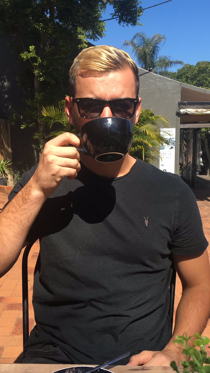 dewzta's tweet photo. Just having an alfresco brekkie with @llyrebsworth #freecookie https://t.co/H1ITuBw8Wm