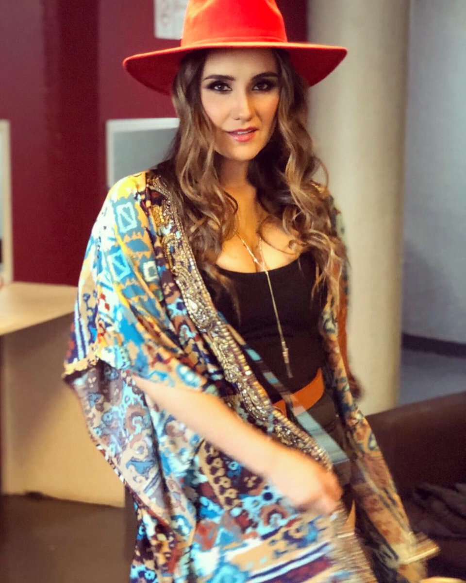 DulceMaria's tweet photo. En todo lo bueno hay algo malo y en todo lo malo hay algo bueno...☯️ es parte del equilibrio de la vida y del universo así que #LetITBe ❤️🙌🏼✨#outfit @viejoamorvintage styledby @tonyberber_ https://t.co/6n4PdbuQ2a