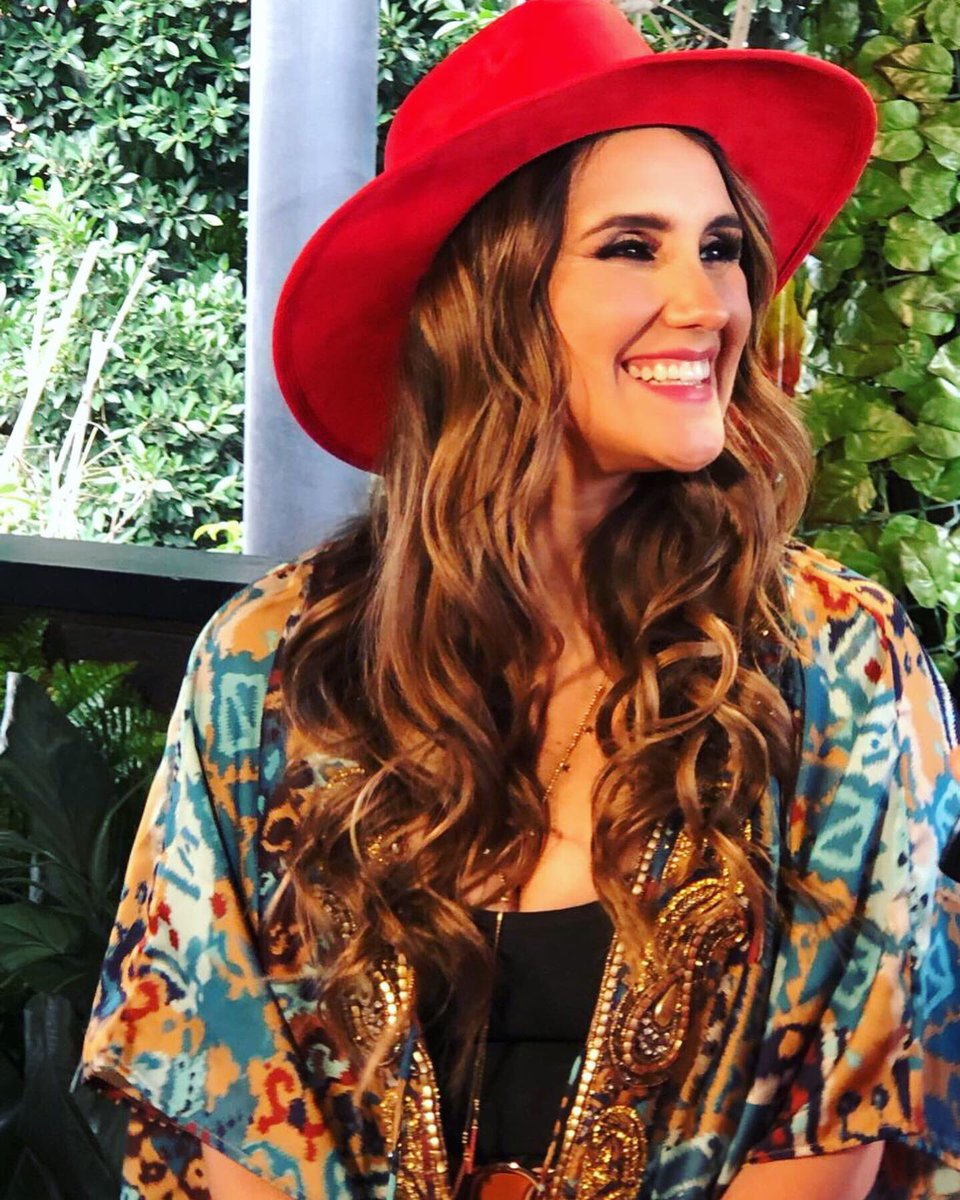 DulceMaria's tweet photo. En todo lo bueno hay algo malo y en todo lo malo hay algo bueno...☯️ es parte del equilibrio de la vida y del universo así que #LetITBe ❤️🙌🏼✨#outfit @viejoamorvintage styledby @tonyberber_ https://t.co/6n4PdbuQ2a
