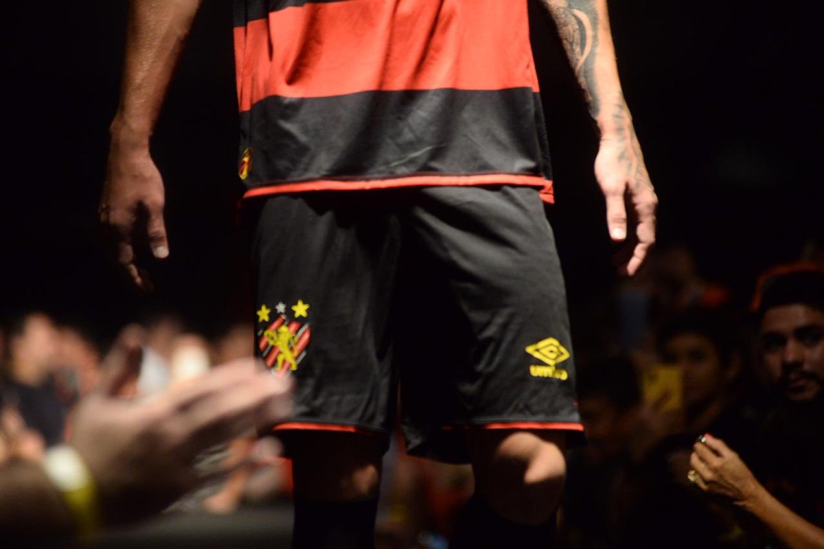 sportrecife's tweet photo. Nossos atletas apresentando o novo uniforme do Leão! 🦁 #SportVesteUmbro #UmaRazãoParaViver 

📸@stevens_foto /Sport Club do Recife https://t.co/qSQW8SLUxi