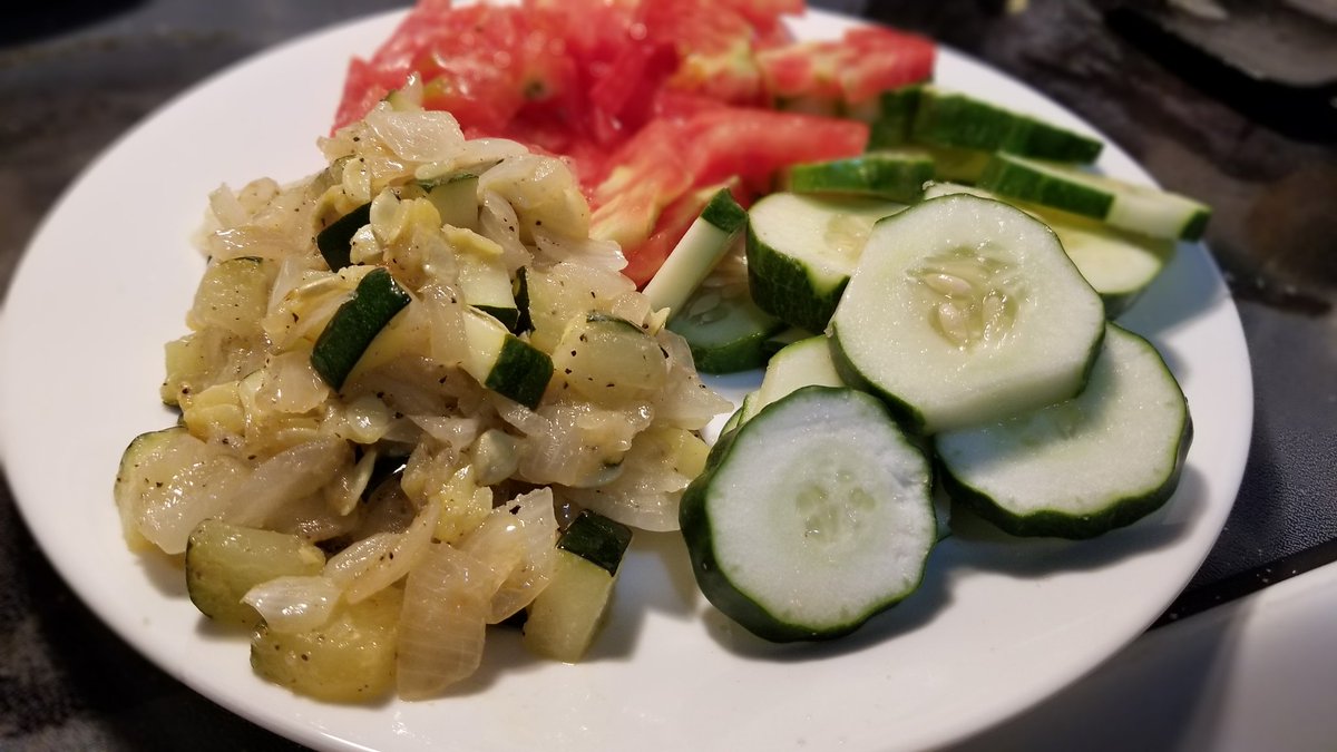 knoxroadtripper's tweet photo. @GalsWander @XeniaKaepernick @RoarLoudTravel @MadHattersNYC @JulesHalvy @LiveaMemory @carpediemeire @HHLifestyleTrav @Touchse @FolderRed @RoadtripC @Adventuringgal @KaraDiDomizio For me summer is about fresh veggies from our garden and the #AndersonCountyFair #summer https://t.co/0Mf8CP2uS0