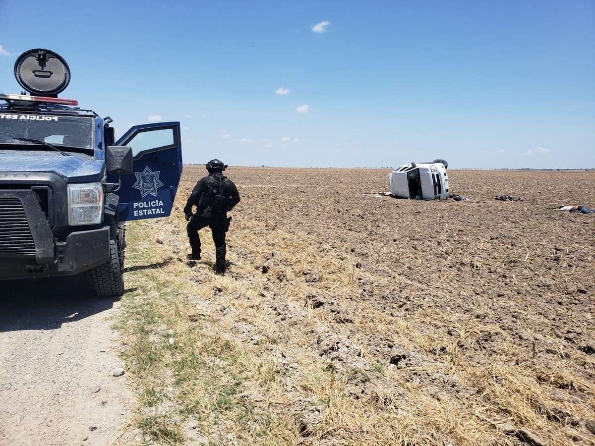 blogdelnarcomx's tweet photo. FOTOS; Tas fuerte topon elementos #estatales abaten a 6 empecherados del #CDG después de salir despavoridos, quedan regados y con la troca volcada en #Tamaulipas

https://t.co/Oimhhfg61X https://t.co/xqUu2MuvkW