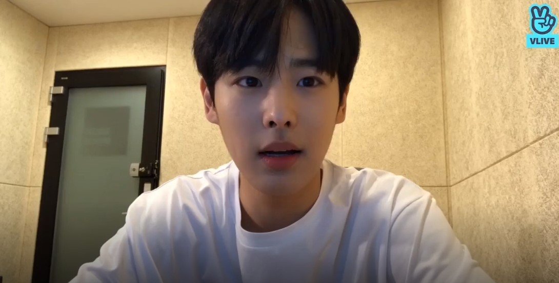 Vliveofficial's tweet photo. [V LIVE] 세상에서 제일 예쁜 조개가 뭔 줄 알아요⁉️😮 키조개도 맛조개도 아니고 그거 바로 병차니 보조개🥰💝 울 병아리 활짝 웃으면 나는 불안해😢💦 포옥 파인 보조개에서 반짝 진주 또르르 떨어질까봐🤣🥰💗

▶https://t.co/HamRFsMhT4

#빅톤 #최병찬 #VICTON #CHOIBYUNGCHAN #VLIVE https://t.co/R3kQ9r9iuJ