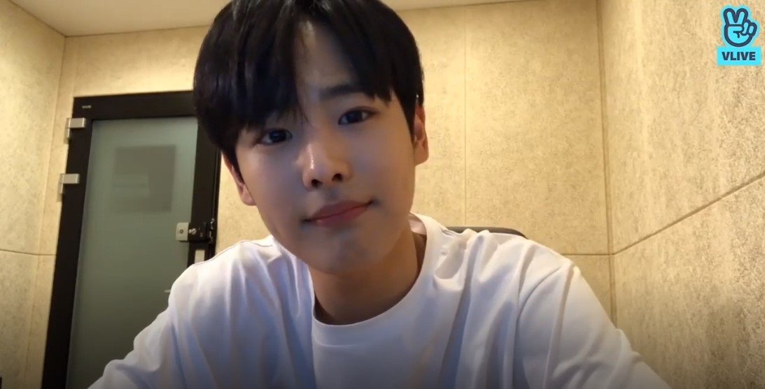 Vliveofficial's tweet photo. [V LIVE] 세상에서 제일 예쁜 조개가 뭔 줄 알아요⁉️😮 키조개도 맛조개도 아니고 그거 바로 병차니 보조개🥰💝 울 병아리 활짝 웃으면 나는 불안해😢💦 포옥 파인 보조개에서 반짝 진주 또르르 떨어질까봐🤣🥰💗

▶https://t.co/HamRFsMhT4

#빅톤 #최병찬 #VICTON #CHOIBYUNGCHAN #VLIVE https://t.co/R3kQ9r9iuJ