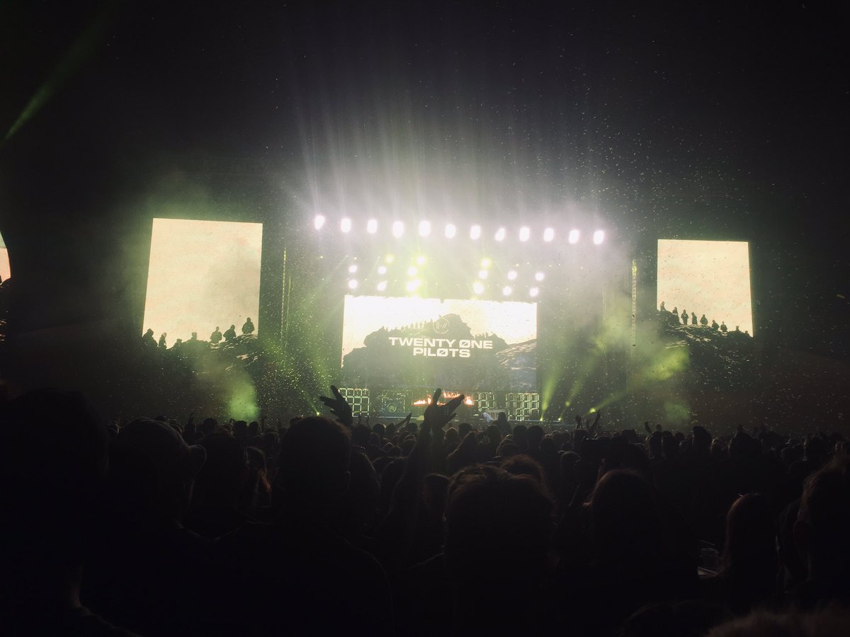 holdingontoday_'s tweet photo. i‘m dead💛 https://t.co/MJn21OZzC2