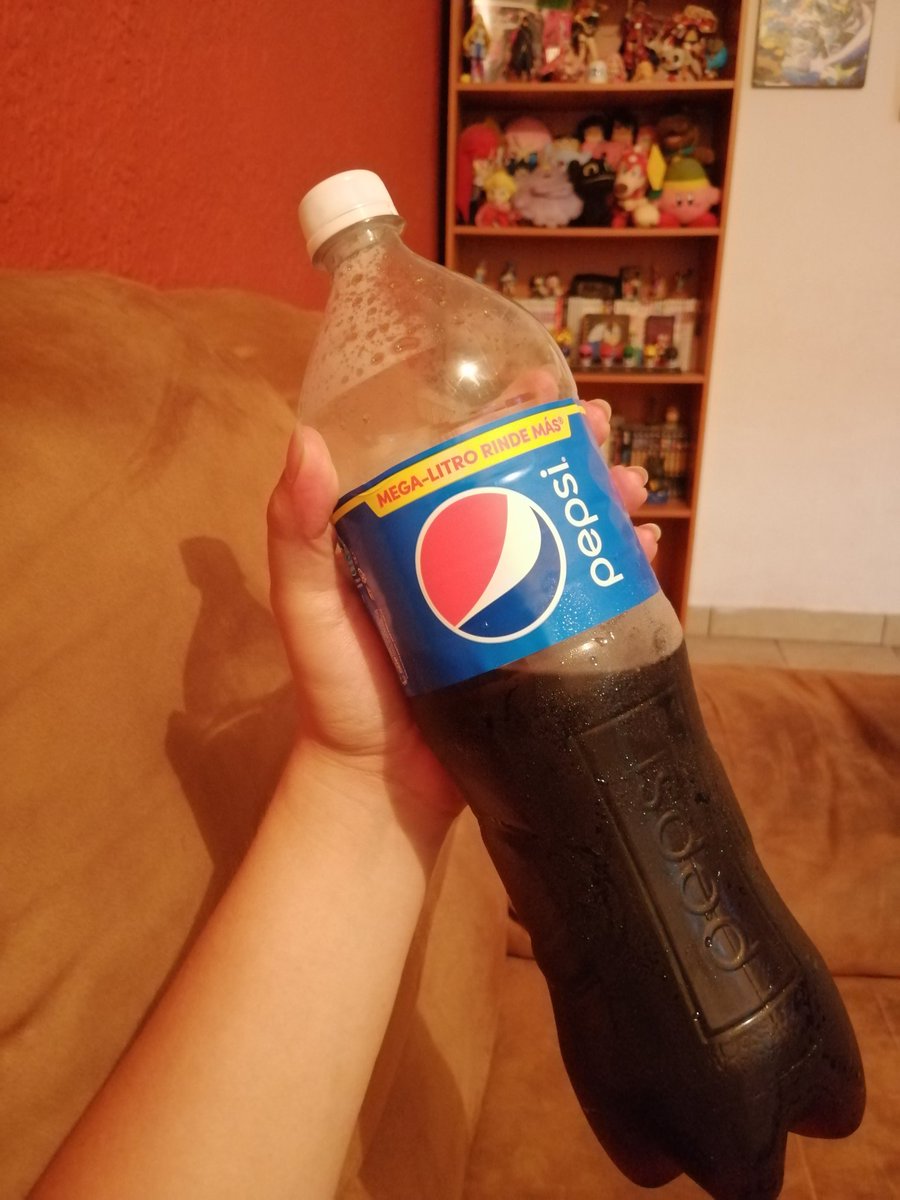 Xirby's tweet photo. Soy una gorda, me compre esta para tomar mientras juego creo que ya me volvi #TeamPepsi also... #SendNuggets https://t.co/d7CvszrPx6