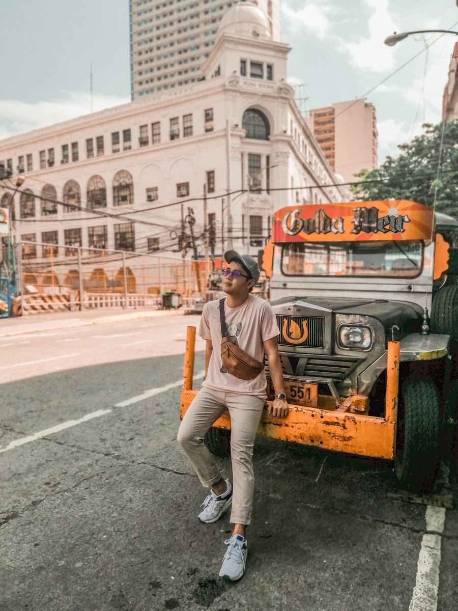 iamdindo261's tweet photo. Chillin at Calle Escolta a place filled with history.
#DindYouKnow the building behind me was designed by Architect Andres Luna de San Pedro the son of Juan Luna. Built in 1915, The Regina Building was a mixed of neo-classical and beaux-arts styles.
#WanderArch https://t.co/lgdDG6qUxF