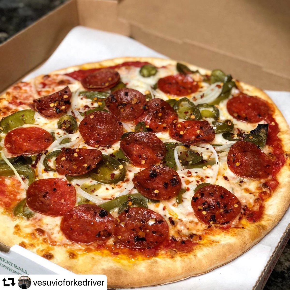 MunchOnEats's tweet photo. #repost @vesuvioforkedriver
・・・
This volcano pizza is looking good right now🤤 Order from Vesuvio using #MunchOn
#OrderOnline #SpecialtyPizza #MunchOnEats #LocalFoodWithinReach #ForkedRiver #PizzaPorn #LateNightSnack #OrderLocal https://t.co/Py1VZbovGi