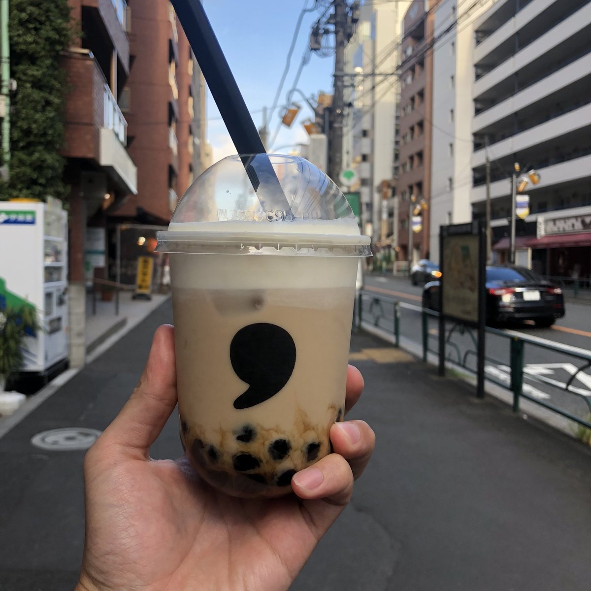 paooooooon's tweet photo. Commateaでタピオカの次に流行ると言われてるチーズティーを飲む。美味しくはない笑

#hirootimes #hiroo #恵比寿 #広尾 #commatea #タピオカ巡礼 https://t.co/9go2tpIBBc