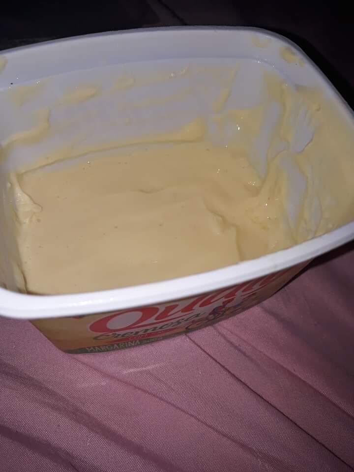 marianaofc24's tweet photo. eu fiz  mousse de maracujá pra mim e guardei  minha parte no pote de manteiga pro meu marido não comer kkkkkkkkkkkkkkkk agr ele ta aqui me olhando estranho achando q eu to comendo manteiga 😂😂😂😂😂 https://t.co/uxu5eXSj4c