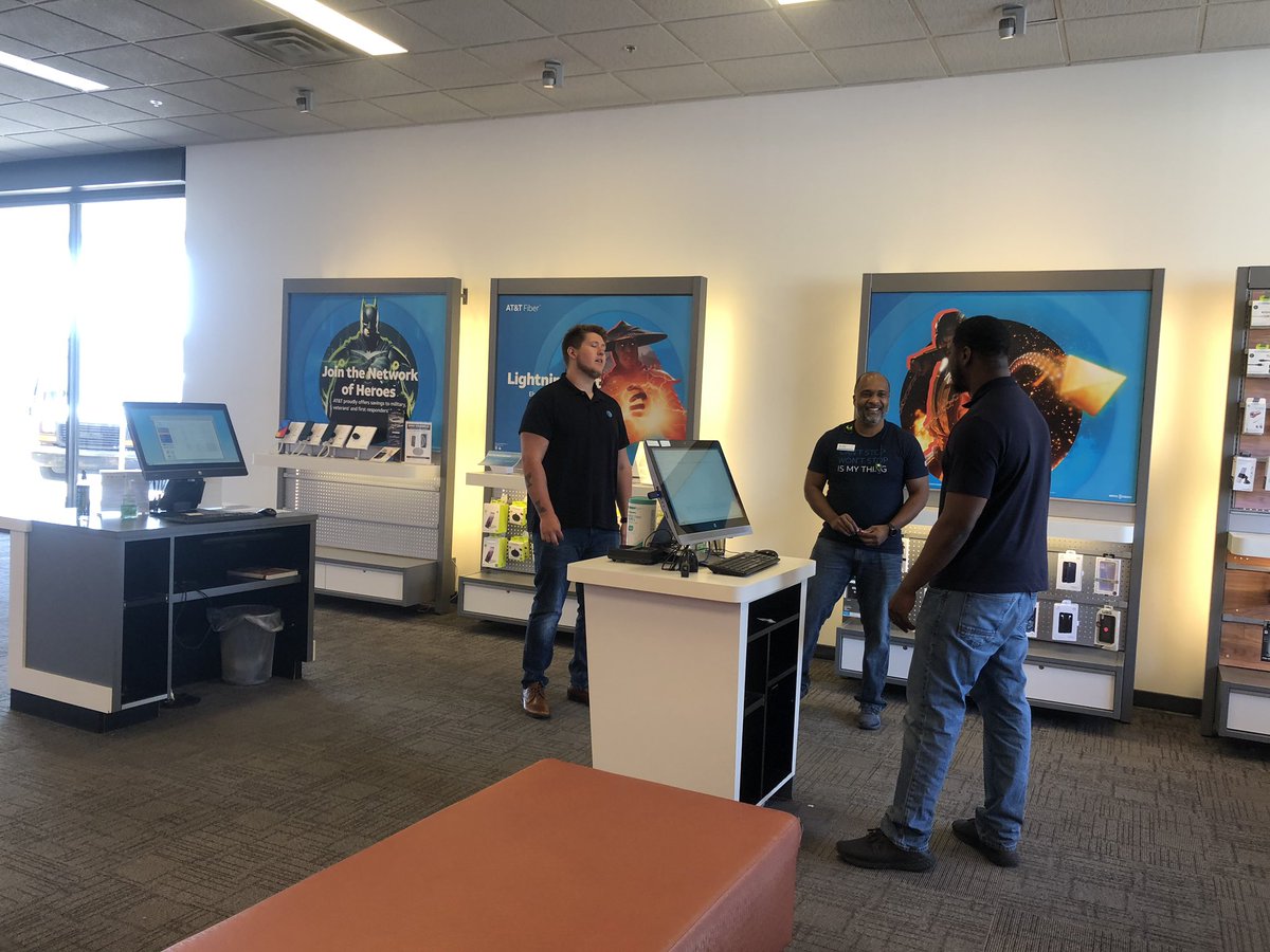 TeariaCooper's tweet photo. Thanks Omar for your continuous help and encouragement. Tulsa Yale Mall AR enjoys your visits! 💪🏻 #OneTeam #OneDream #ARIgnite https://t.co/MpJAvhFiCf