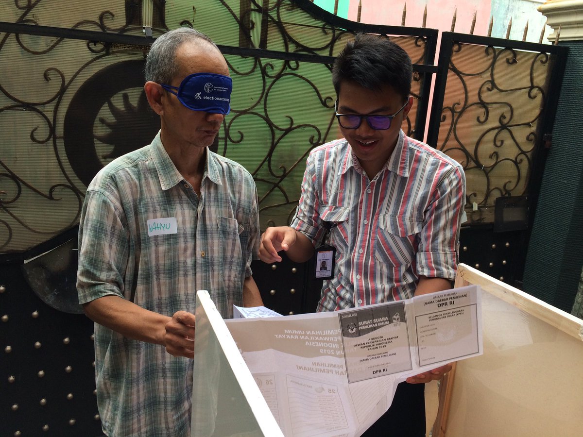agendaasiaorg's tweet photo. #TBT Election simulation with people with psychosocial disability domiciled in Tebet area, South Jakarta, to understand about accessibility in a polling station during voting process

@IFESDisability 
#electionaccess 
#politicalparticipation https://t.co/oNgA3GDyCx