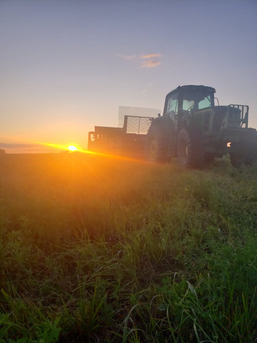 Cowboss7's tweet photo. Got the shit job today #ag365 #sasksunset https://t.co/8NHiqX82si