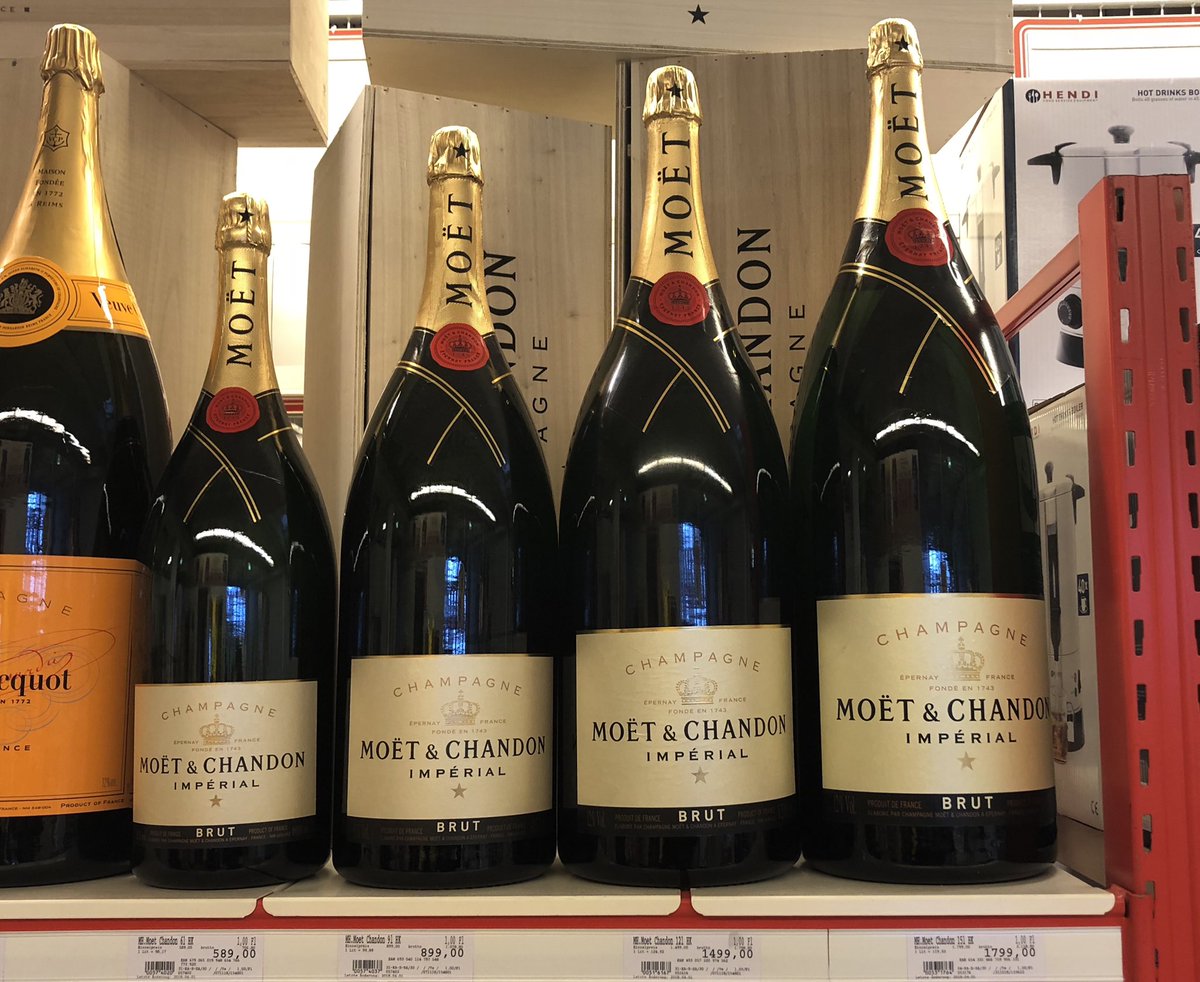 collaborwrite's tweet image. Happy Friday 🥂🎉

Celebrations for surviving the week &amp;amp; smashing your goals. 💪🥂

When a 750 ml bottle of Moët is not enough 😂🤣 
Yes it is 15L bottle... so invite your friends for a party 🎉 🥳 #FridayThoughts #FridayMotivation #fridaycelebration