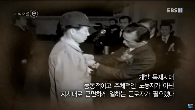 ddanzis's tweet photo. 가끔 '근로자'가 '노동자'보다 고급스러운 단어라고 생각하는 사람을 만난다. 

그 사람들에게 꼭 알려주고 싶다. '근로'는 일제가, 군사정권이 장려한 단어라는 것을. 

[수기]노가다 칸타빌레 12 : 노가다? 막노동? 뭐라 불러야 할까
https://t.co/KUHIyCrrgu

#딴지 https://t.co/up9zWRxoFe