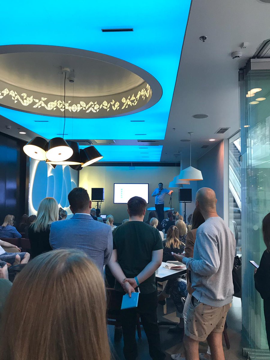Kuhinafi's tweet photo. Johtaja @kormis saarnaa lavalla, evankeliumin aiheena seuraavan sukupolven #HRmarkkinointi 💪

#TID2019 #somefi #markkinointi #HR #kuhinafi #tekirfi https://t.co/Vp55FHTrDq