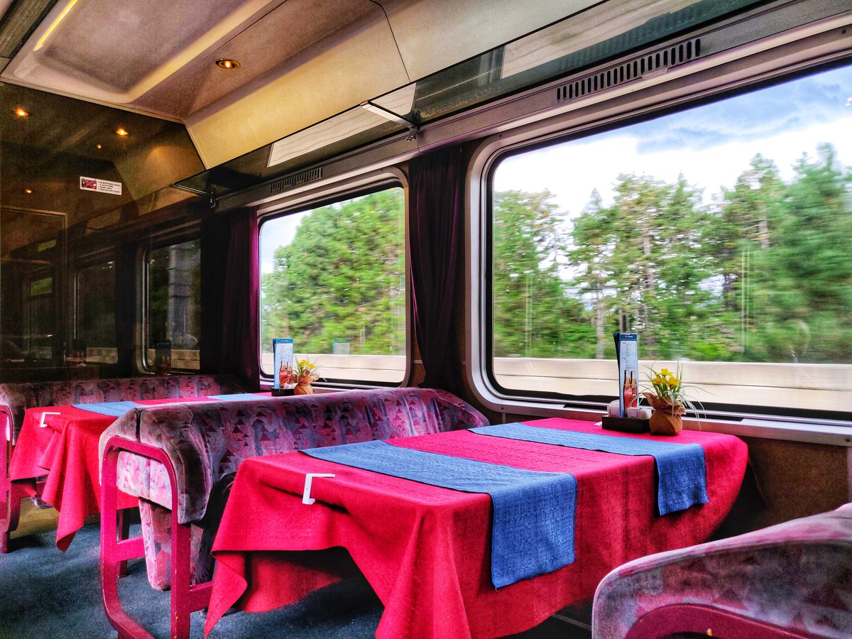 _DiningCar's tweet photo. I'm on the tracks again, to visit friends in #Zürich🇨🇭 😊! Our 1st leg w/ #EC151 "Emona" brings us from #Vienna🇦🇹 to #Leoben🇦🇹 on the beautiful "Semmering Railway". While watching the incredible scenery, we had a joyful time w/ ham🥓 & eggs🍳 at the @slozeleznice🇸🇮 #diningcar 😍! https://t.co/R2GoUIGZTM