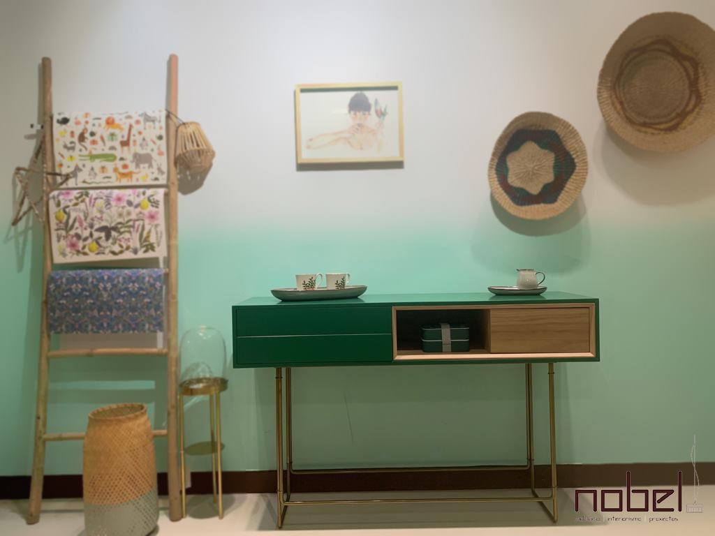 Nos encanta esta pequeña mesita que es capaz de darle vida y color a cualquier pared.

Mueble Verdo-Portucaff lacado en verde 
Medidas 1'40x40x90 cm

No te quedes sin el tuyo!!🏃‍♀️🏃‍♀️
