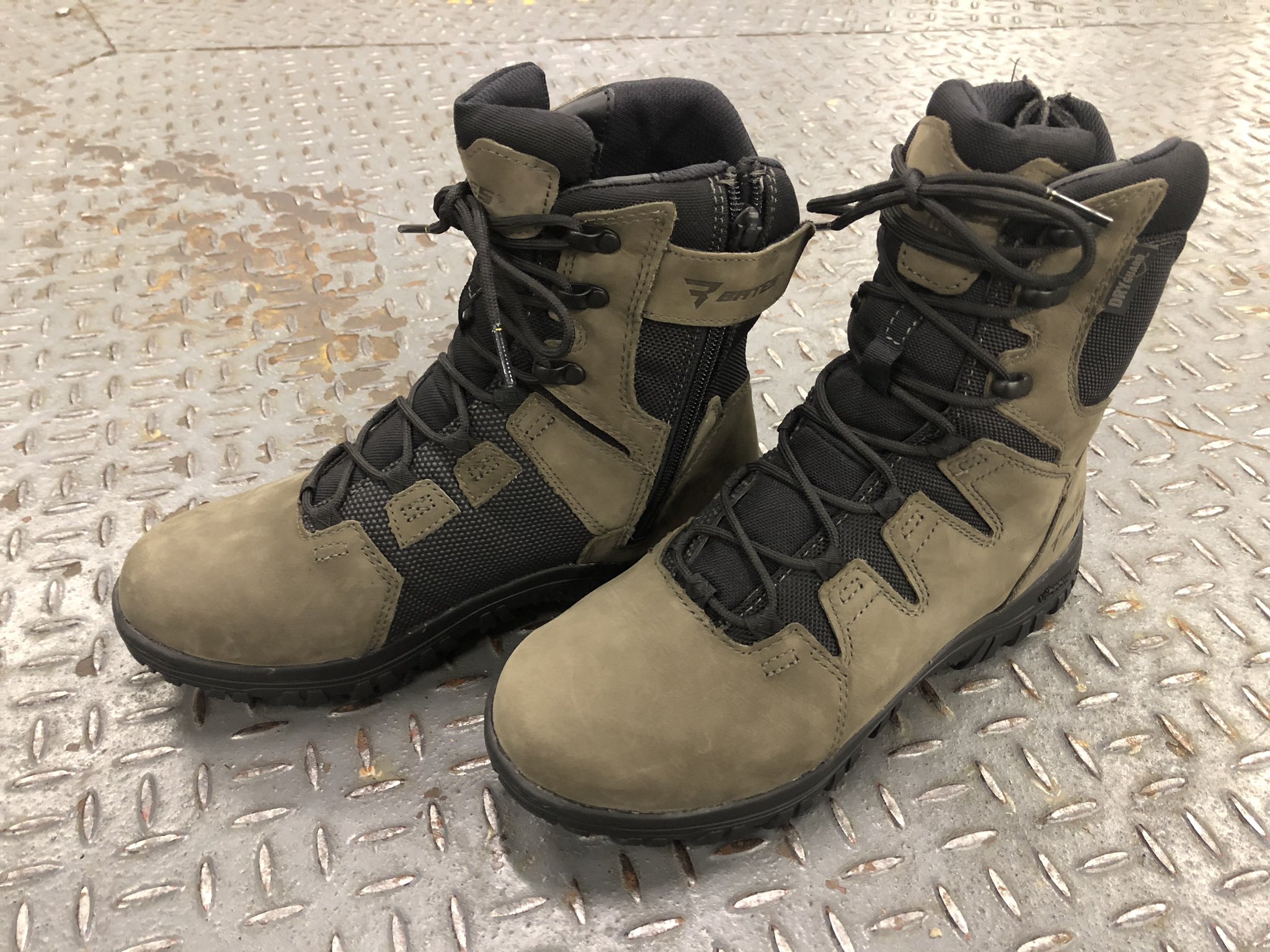 毛野ブースカ No Twitter Batesの新作タクティカルブーツops10 色はコンバットオリーブ 脱ぎ履きしやすいサイドジッパー ドライガード ビブラムソールを採用 今までにないスタイリッシュなデザインと 従来のデルタシリーズにはない軽快な履き心地は デイリー