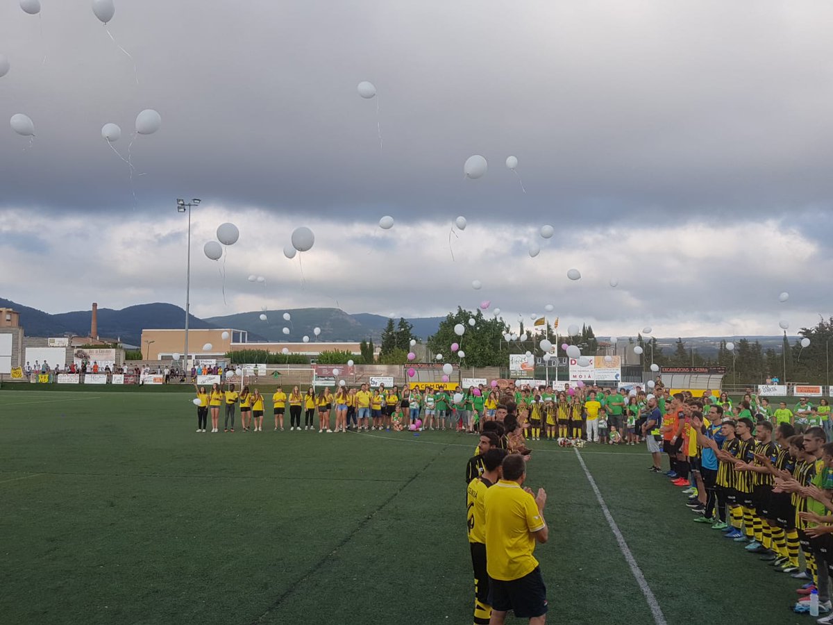 AjMoia's tweet photo. Emotiu partit de futbol #FM19Moià del @cemoia1922 entre #Moià i Castellnou amb sacada d'honor @annetavives i Joanca Redondo, pioner projecte social.

Homenatge en record a Marta Gual, jugadora de l'aleví femení. Els diners d'entrada destinats a la investigació del càncer infantil https://t.co/8Upz6UGiEU