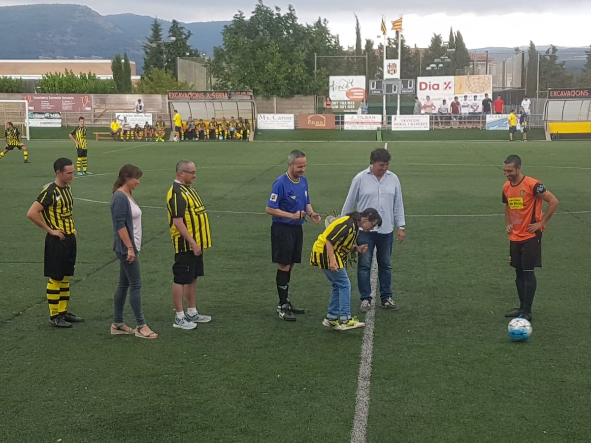 Emotiu partit de futbol #FM19Moià del <a href="/cemoia1922/">Club Esportiu Moià</a> entre #Moià i Castellnou amb sacada d'honor <a href="/annetavives/">Anna Vives</a> i Joanca Redondo, pioner projecte social.

Homenatge en record a Marta Gual, jugadora de l'aleví femení. Els diners d'entrada destinats a la investigació del càncer infantil